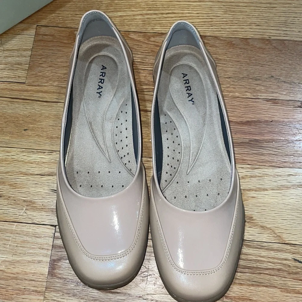 NEW ARRAY Women's Cascade Two-Tone Comfort Flat with Rubber Sole 10